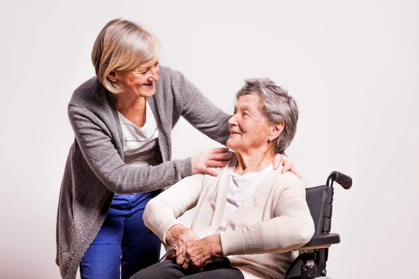 Studio portret van een senior vrouw in rolstoel. — Stockfoto