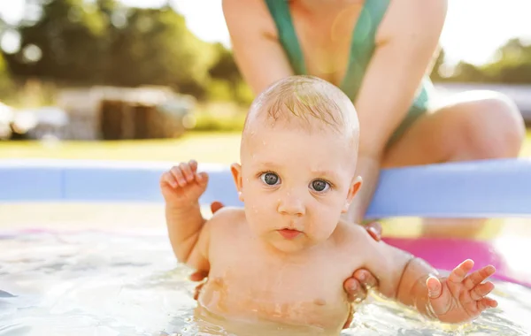 Liten pojke med sin mamma i poolen. — Stockfoto