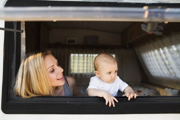 妈妈和宝宝的儿子在一个露营车. — 图库照片