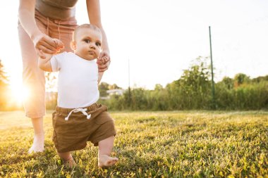 Genç anne bebek oğlu ile.