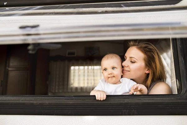 Mère et bébé fils dans un camping-car . — Photo