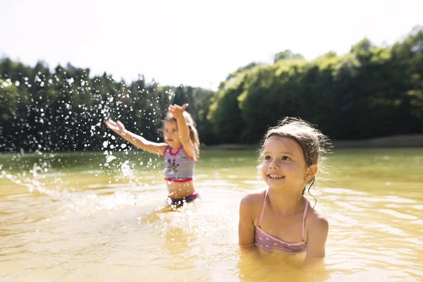 Niñas paradas en el lago. Verano soleado . —  Fotos de Stock