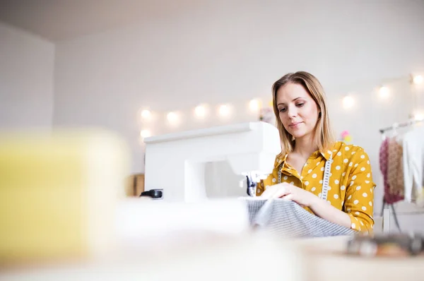 Jeune femme créative dans un studio, start-up . — Photo