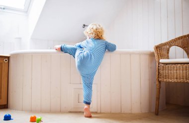 Yürümeye başlayan çocuk banyoda tehlikeli bir durumda.