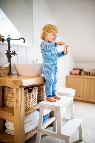 Söt liten knatte pojke borsta hans tänder i badrummet. — Stockfoto