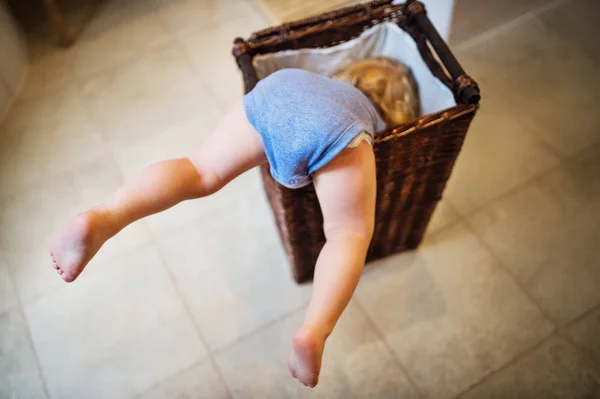 Toddler pojke i en farlig situation i badrummet. — Stockfoto