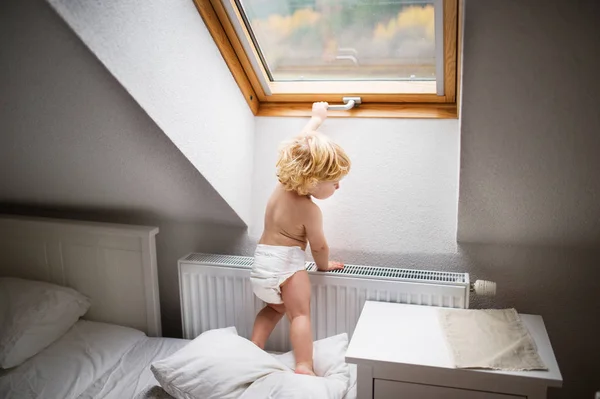 Toddler boy in a dangerous situation at home. — Stock Photo, Image