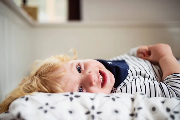 Cute toddler boy lying on the bed. — Stock Photo, Image