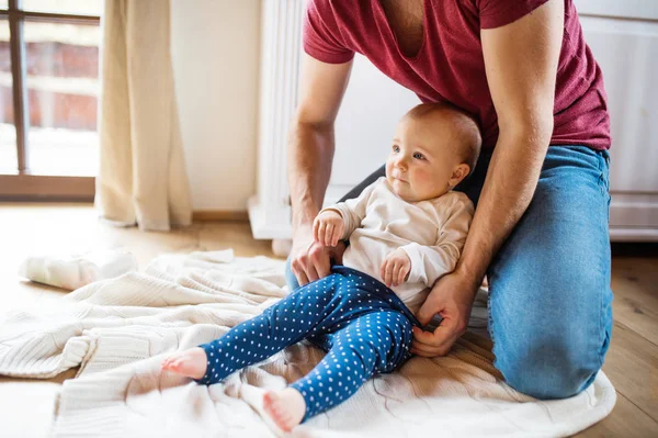 Bir bebek kız evde babamla. — Stok fotoğraf