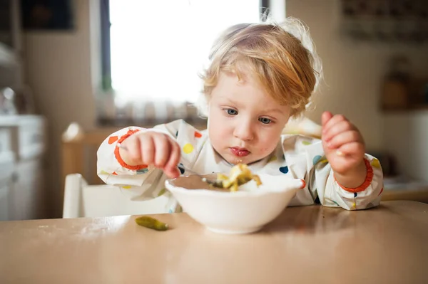 Toddler chłopiec jedzenie w domu. — Zdjęcie stockowe