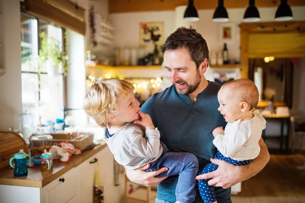 Padre con due bambini a casa . — Foto Stock