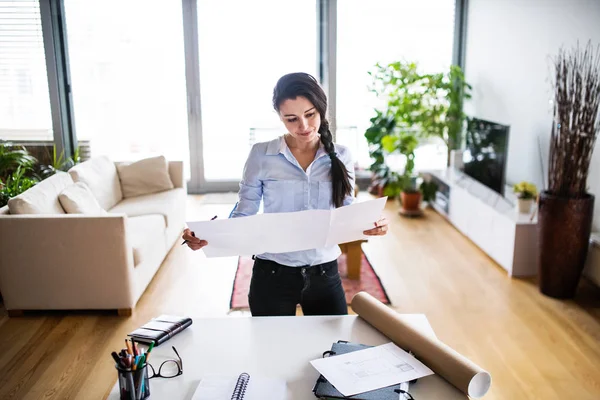 Portrait d'une femme travaillant à la maison . — Photo