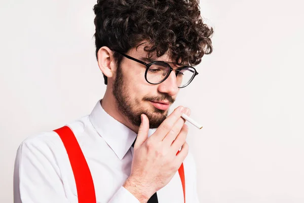 Портрет молодого человека с сигаретой в студии . — стоковое фото