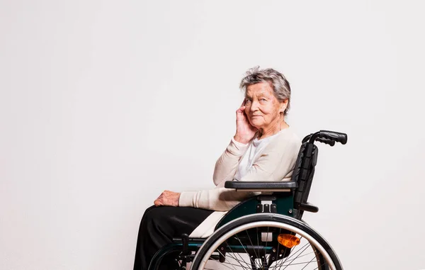 Porträt einer Seniorin mit Rollstuhl im Atelier. — Stockfoto