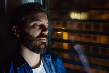 Bir adam uyuyor evde gece camın.