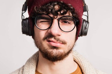 Kulaklıklar bir stüdyoda olan genç bir adam portresi.