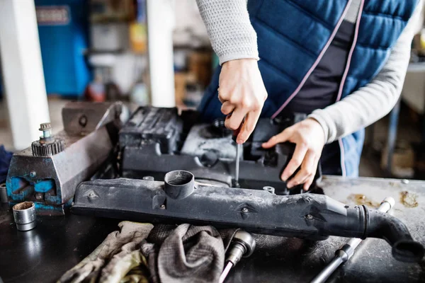 Homme mécanicien réparer une voiture dans un garage. — Photo