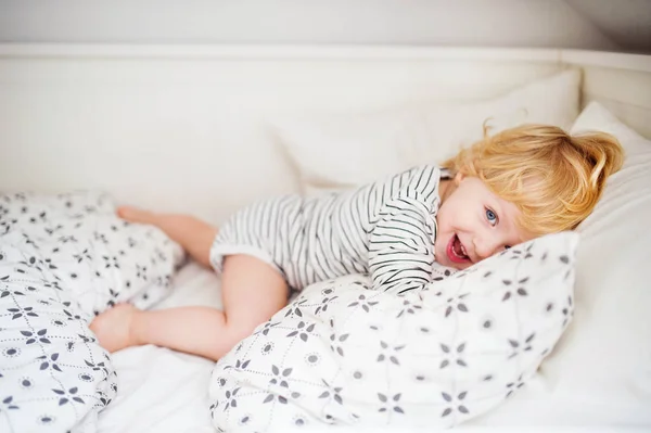 Cute toddler boy lying on bed at home. — Stock Photo, Image