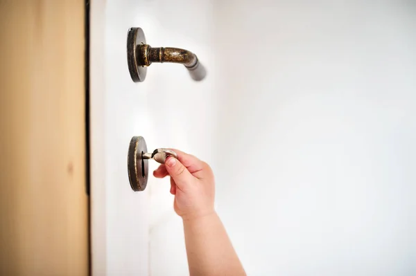 Toddler child in a dangerous situation at home. — Stock Photo, Image