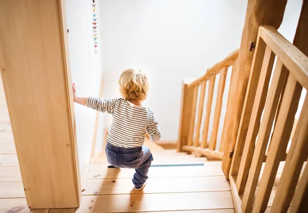 Toddler chłopiec w niebezpiecznej sytuacji w domu. Koncepcja bezpieczeństwa dziecka. — Zdjęcie stockowe