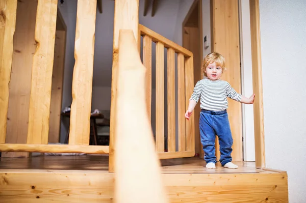 Yürümeye başlayan çocuk evde tehlikeli durumda. Çocuk emniyet konsepti. — Stok fotoğraf