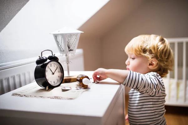 Peuter jongen in een gevaarlijke situatie thuis. — Stockfoto