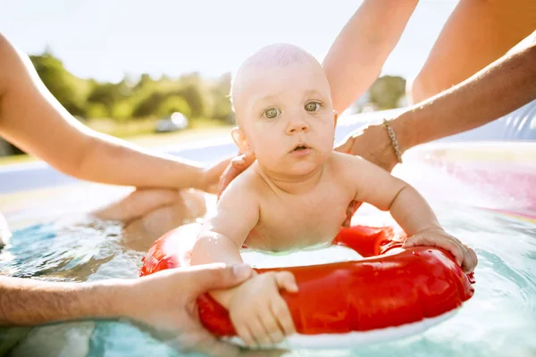 Baby jongetje in het zwembad. — Stockfoto