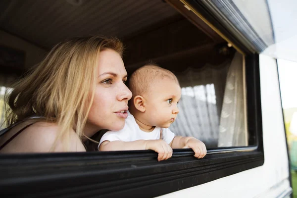 Mor och baby son i en husbil. — Stockfoto