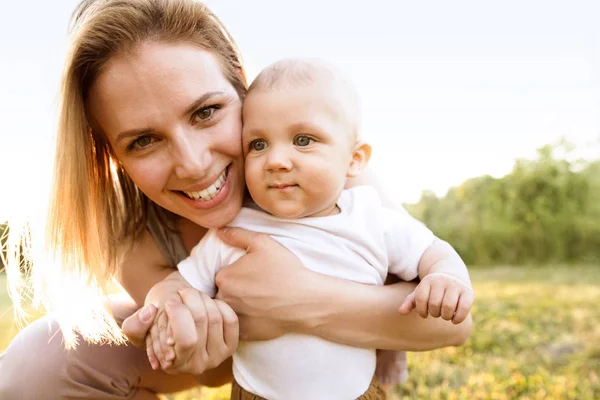 Giovane madre con il suo bambino figlio . — Foto Stock