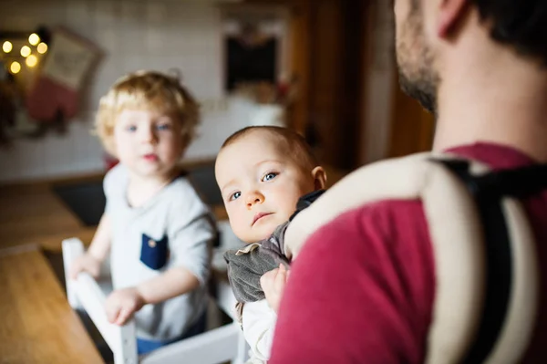 Father with two toddlers at home. — Stock Photo, Image