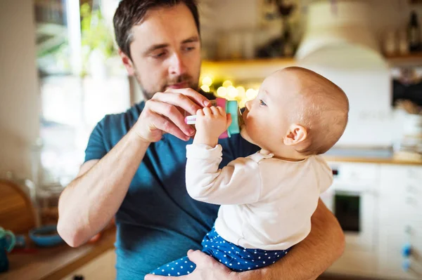 Bir bebek kız evde babamla. — Stok fotoğraf