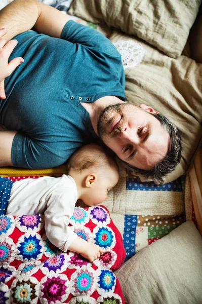 Pai com uma menina em casa dormindo . — Fotografia de Stock