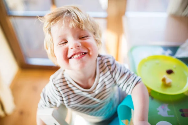 A toddler boy eating at home. — Stock Photo, Image