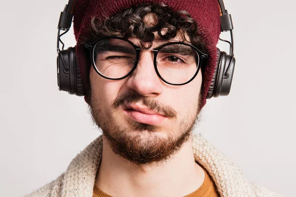 Kulaklıklar bir stüdyoda olan genç bir adam portresi.