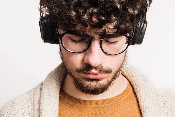 Kulaklıklar bir stüdyoda olan genç bir adam portresi.