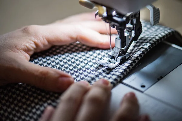 Jeune femme utilisant une machine à coudre, démarrage d'entreprise . — Photo