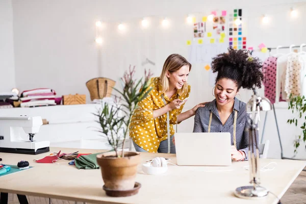 Jeunes femmes créatives avec ordinateur portable en studio, start-up . — Photo