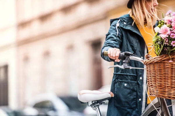 日当たりの良い温泉街で自転車を持つ若い女性. — ストック写真