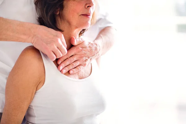 Un fisioterapista che lavora con una paziente donna . — Foto Stock