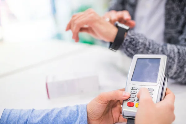 Farmacéutico irreconocible sirviendo a un cliente . — Foto de Stock