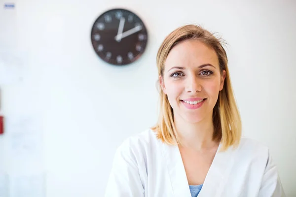 Porträt einer jungen freundlichen Krankenschwester oder eines Arztes. — Stockfoto