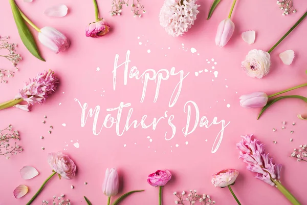 Happy mothers day samenstelling. Bloemen op witte achtergrond. Studio schoot. — Stockfoto