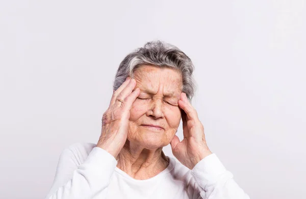 Studioporträt einer Seniorin im Schmerz. Nahaufnahme. — Stockfoto