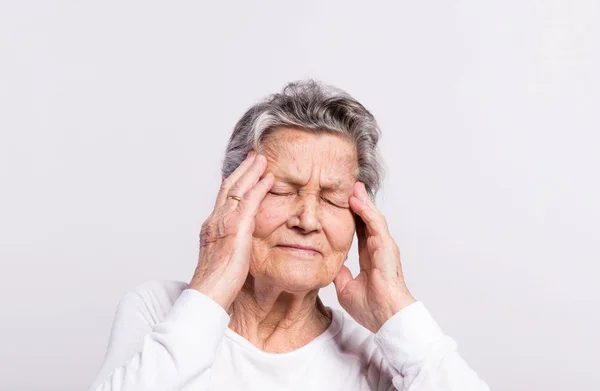 Retrato de estudio de una mujer mayor con dolor. De cerca. . —  Fotos de Stock