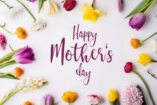 Happy mothers day samenstelling. Bloemen op witte achtergrond. Studio schoot. — Stockfoto