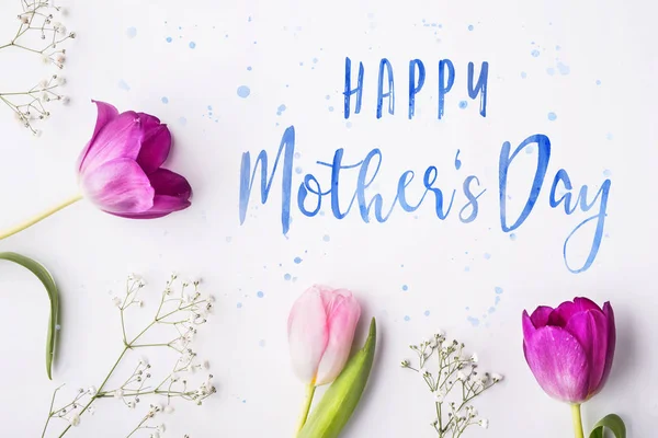 Happy mothers day samenstelling. Bloemen op witte achtergrond. Studio schoot. — Stockfoto