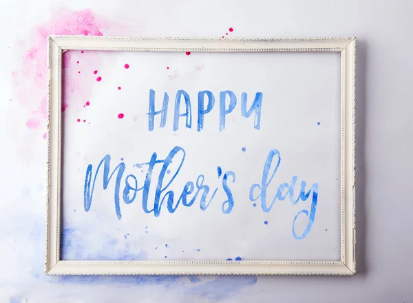 Happy mothers day samenstelling. Een tekst in een houten frame op witte achtergrond. Studio schoot. — Stockfoto