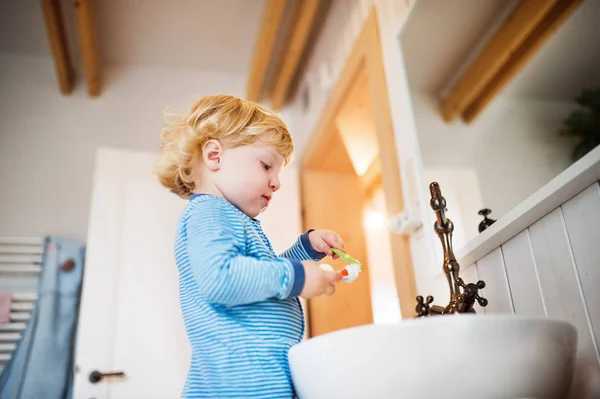 Roztomilé batole chlapec čistit si zuby v koupelně. — Stock fotografie