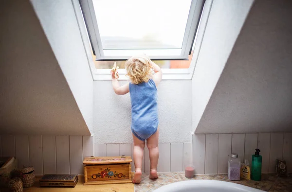 Bambino ragazzo in una situazione pericolosa a casa . — Foto Stock