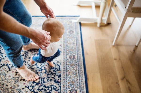 Bir bebek kız evde babamla. İlk adımlar. — Stok fotoğraf